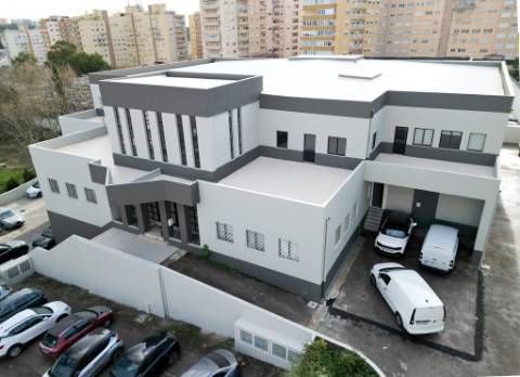 Espaçoso e funcional escritório com armazém e cais de carga, de 920m2, em Carnaxide, Oeiras