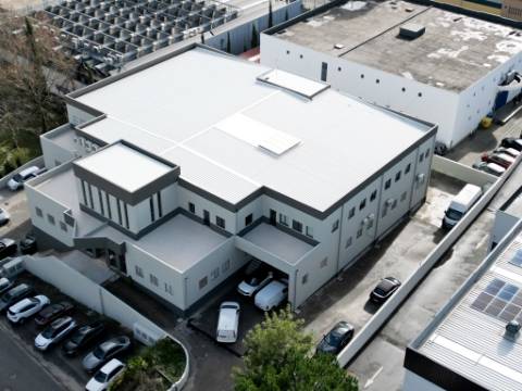 Espaçoso e funcional escritório com armazém e cais de carga, de 920m2, em Carnaxide, Oeiras