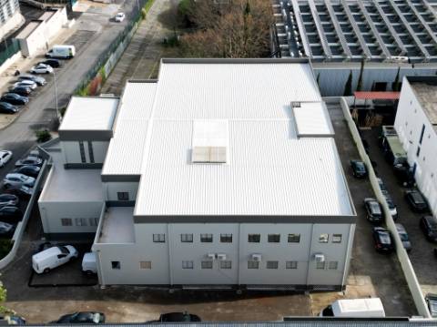 Espaçoso e funcional escritório com armazém e cais de carga, de 920m2, em Carnaxide, Oeiras