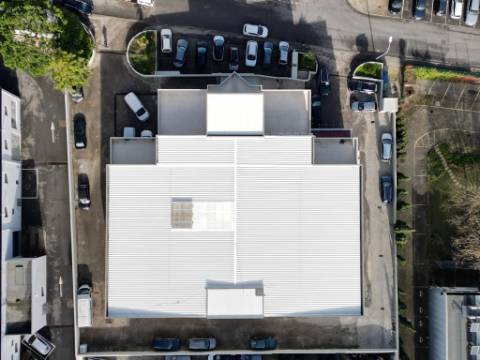 Espaçoso e funcional escritório com armazém e cais de carga, de 920m2, em Carnaxide, Oeiras