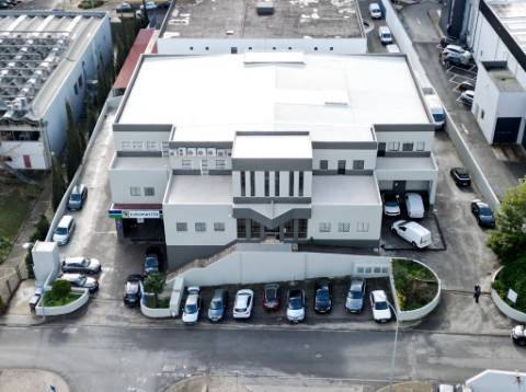 Espaçoso e funcional escritório com armazém e cais de carga, de 920m2, em Carnaxide, Oeiras