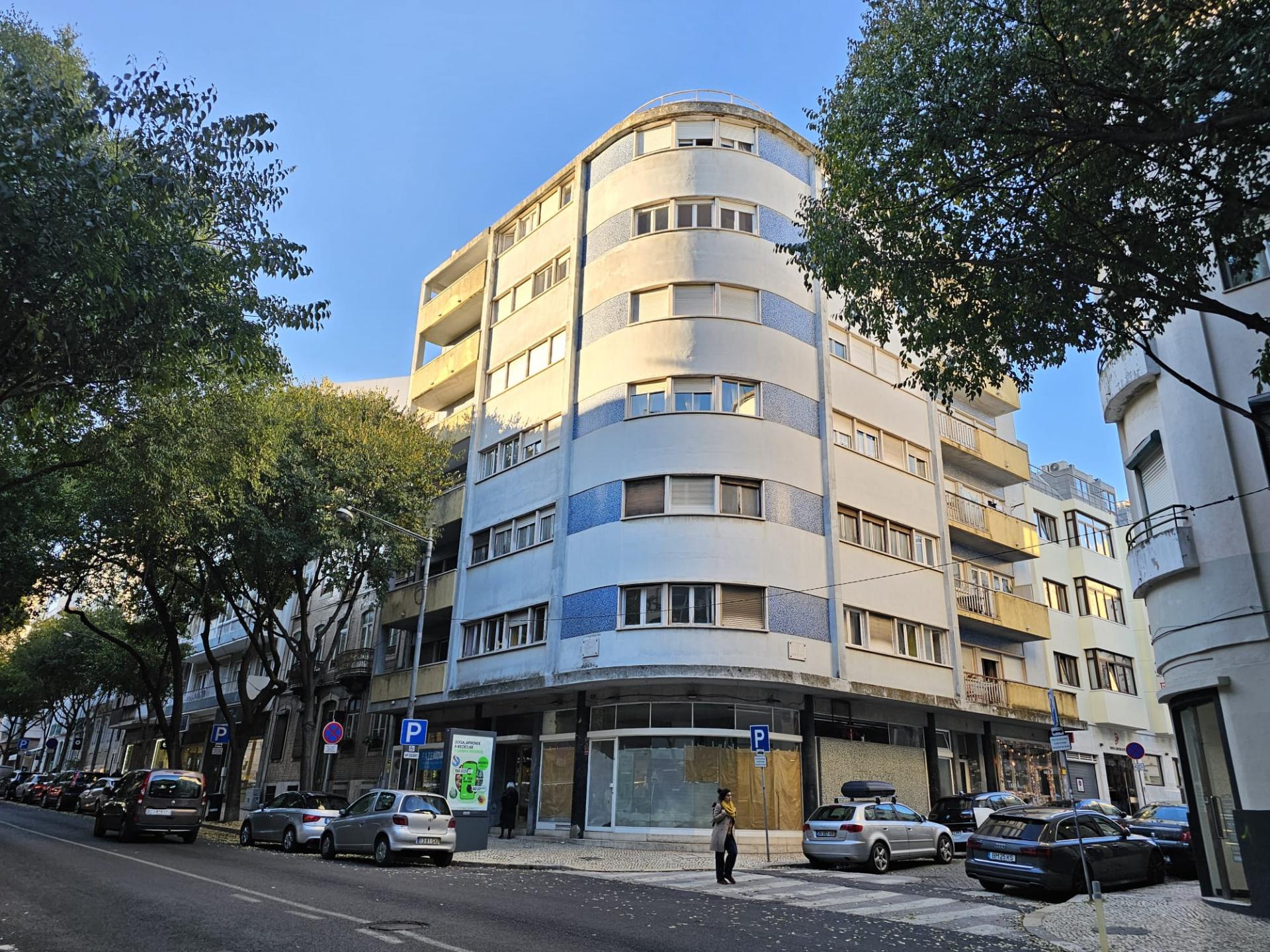 Apartamento T6+ 1, para remodelação total, na Rua Pascoal de Melo - Estefânia, Lisboa