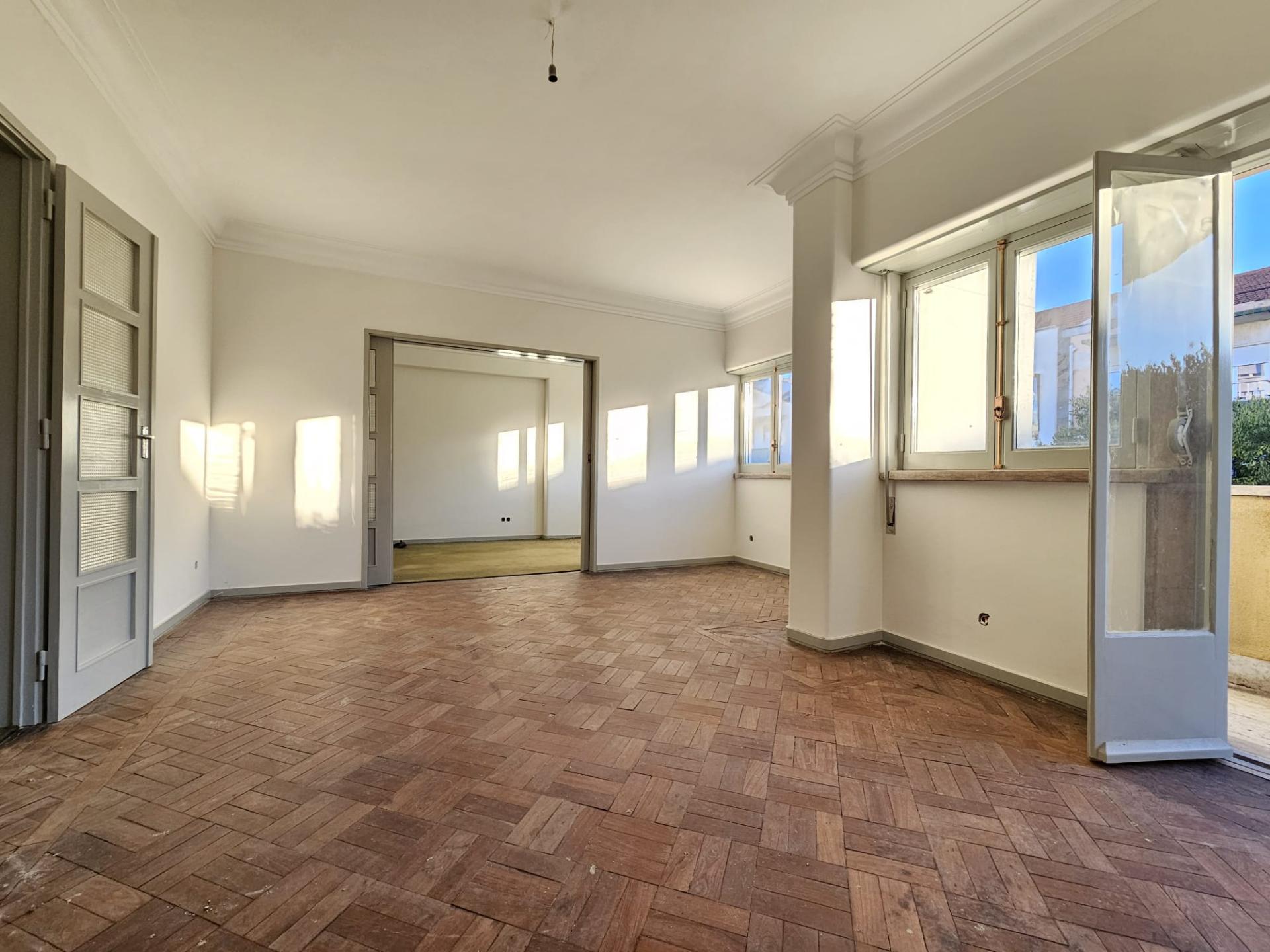 Apartamento T6+ 1, para remodelação total, na Rua Pascoal de Melo - Estefânia, Lisboa