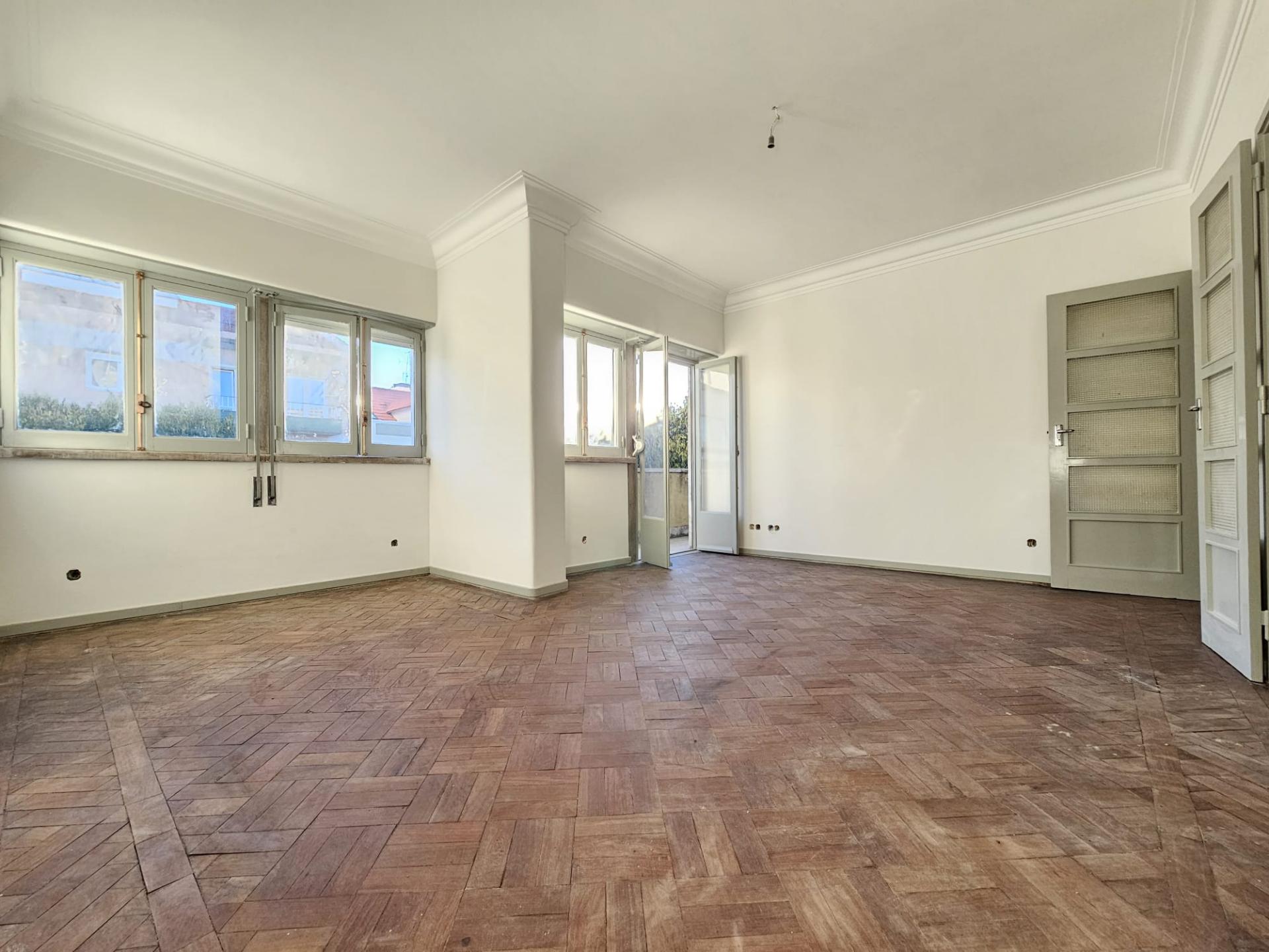 Apartamento T6+ 1, para remodelação total, na Rua Pascoal de Melo - Estefânia, Lisboa