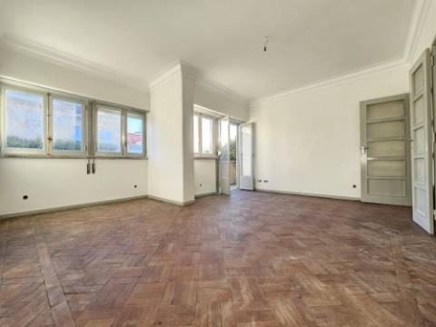 Apartamento T6+ 1, para remodelação total, na Rua Pascoal de Melo - Estefânia, Lisboa