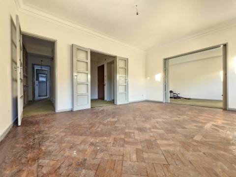 Apartamento T6+ 1, para remodelação total, na Rua Pascoal de Melo - Estefânia, Lisboa