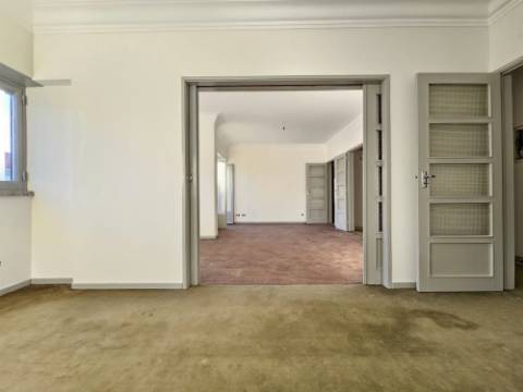 Apartamento T6+ 1, para remodelação total, na Rua Pascoal de Melo - Estefânia, Lisboa