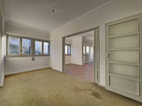 Apartamento T6+ 1, para remodelação total, na Rua Pascoal de Melo - Estefânia, Lisboa