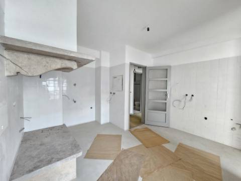 Apartamento T6+ 1, para remodelação total, na Rua Pascoal de Melo - Estefânia, Lisboa