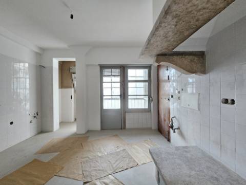 Apartamento T6+ 1, para remodelação total, na Rua Pascoal de Melo - Estefânia, Lisboa
