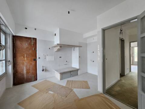 Apartamento T6+ 1, para remodelação total, na Rua Pascoal de Melo - Estefânia, Lisboa