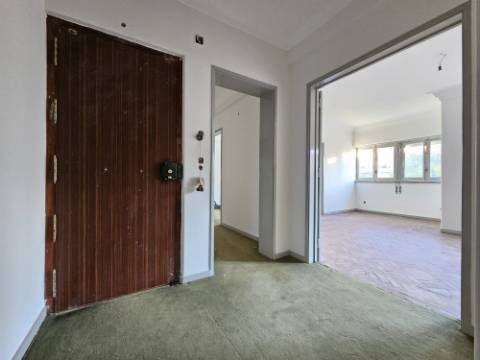 Apartamento T6+ 1, para remodelação total, na Rua Pascoal de Melo - Estefânia, Lisboa