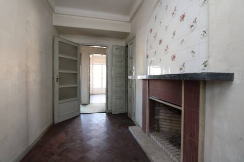 Apartamento T6+ 1, para remodelação total, na Rua Pascoal de Melo - Estefânia, Lisboa