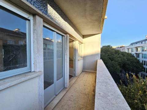 Apartamento T6+ 1, para remodelação total, na Rua Pascoal de Melo - Estefânia, Lisboa