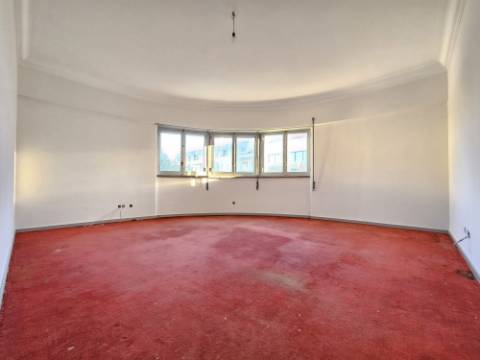 Apartamento T6+ 1, para remodelação total, na Rua Pascoal de Melo - Estefânia, Lisboa
