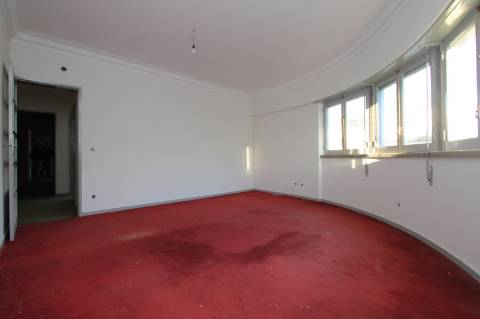 Apartamento T6+ 1, para remodelação total, na Rua Pascoal de Melo - Estefânia, Lisboa