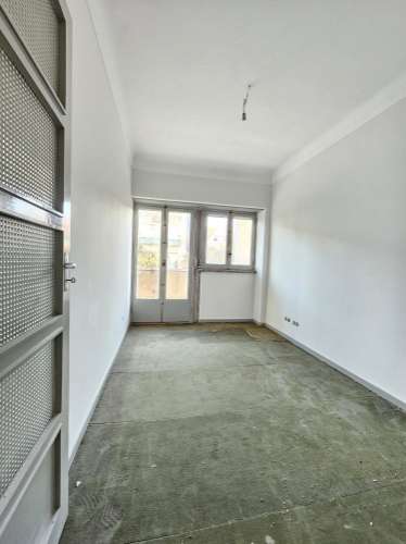 Apartamento T6+ 1, para remodelação total, na Rua Pascoal de Melo - Estefânia, Lisboa