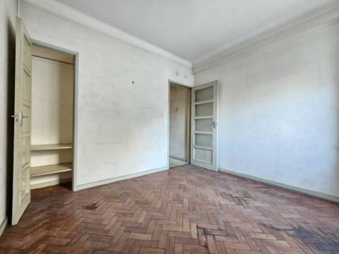 Apartamento T6+ 1, para remodelação total, na Rua Pascoal de Melo - Estefânia, Lisboa
