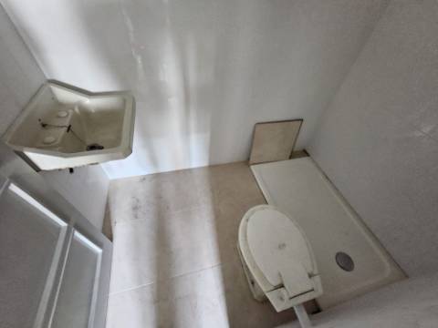 Apartamento T6+ 1, para remodelação total, na Rua Pascoal de Melo - Estefânia, Lisboa