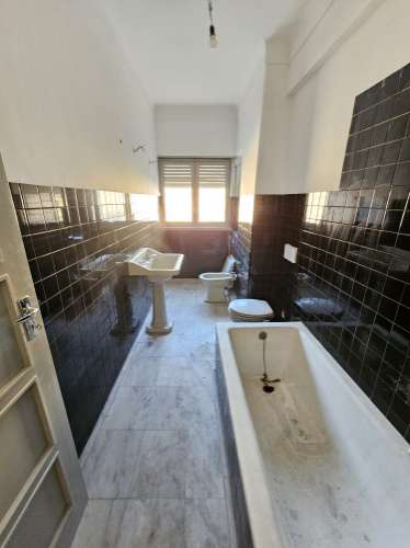 Apartamento T6+ 1, para remodelação total, na Rua Pascoal de Melo - Estefânia, Lisboa