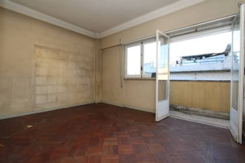 Apartamento T6+ 1, para remodelação total, na Rua Pascoal de Melo - Estefânia, Lisboa