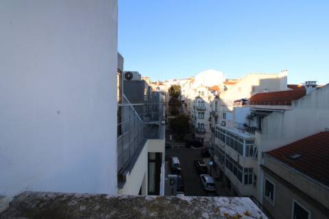 Apartamento T6+ 1, para remodelação total, na Rua Pascoal de Melo - Estefânia, Lisboa