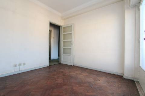 Apartamento T6+ 1, para remodelação total, na Rua Pascoal de Melo - Estefânia, Lisboa