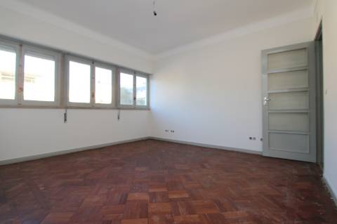Apartamento T6+ 1, para remodelação total, na Rua Pascoal de Melo - Estefânia, Lisboa