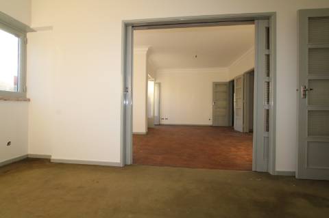 Apartamento T6+ 1, para remodelação total, na Rua Pascoal de Melo - Estefânia, Lisboa