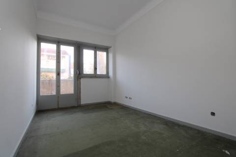 Apartamento T6+ 1, para remodelação total, na Rua Pascoal de Melo - Estefânia, Lisboa