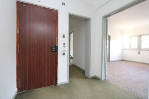 Apartamento T6+ 1, para remodelação total, na Rua Pascoal de Melo - Estefânia, Lisboa