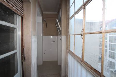 Apartamento T6+ 1, para remodelação total, na Rua Pascoal de Melo - Estefânia, Lisboa