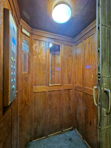 Apartamento T6+ 1, para remodelação total, na Rua Pascoal de Melo - Estefânia, Lisboa