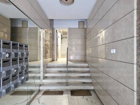 Apartamento T6+ 1, para remodelação total, na Rua Pascoal de Melo - Estefânia, Lisboa