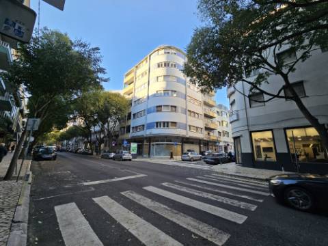 Apartamento T6+ 1, para remodelação total, na Rua Pascoal de Melo - Estefânia, Lisboa