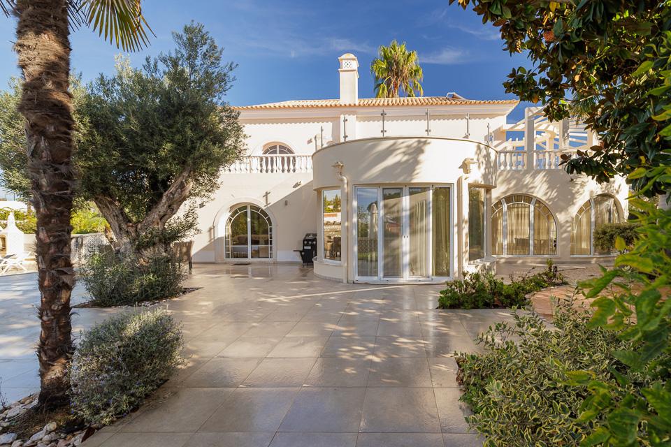 Exclusiva moradia de 4 quartos e piscina, no campo de golfe de Vale do Lobo, Algarve
