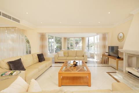 Exclusiva moradia de 4 quartos e piscina, no campo de golfe de Vale do Lobo, Algarve