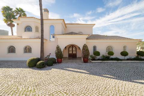 Exclusiva moradia de 4 quartos e piscina, no campo de golfe de Vale do Lobo, Algarve