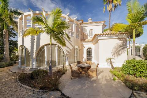 Exclusiva moradia de 4 quartos e piscina, no campo de golfe de Vale do Lobo, Algarve