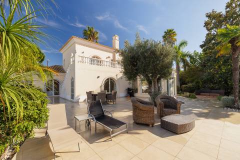 Exclusiva moradia de 4 quartos e piscina, no campo de golfe de Vale do Lobo, Algarve