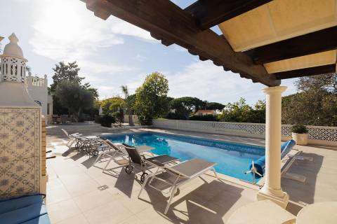 Exclusiva moradia de 4 quartos e piscina, no campo de golfe de Vale do Lobo, Algarve
