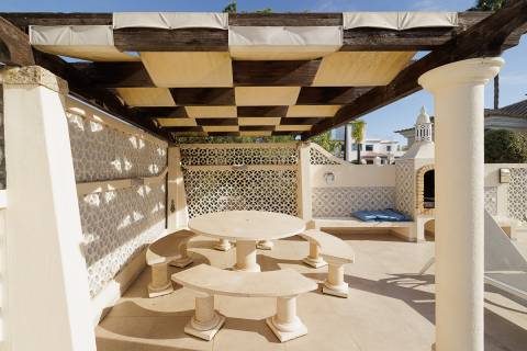 Exclusiva moradia de 4 quartos e piscina, no campo de golfe de Vale do Lobo, Algarve