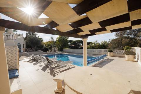 Exclusiva moradia de 4 quartos e piscina, no campo de golfe de Vale do Lobo, Algarve