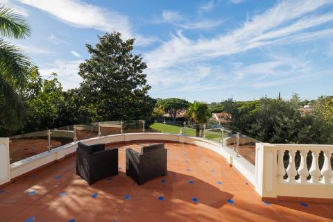 Exclusiva moradia de 4 quartos e piscina, no campo de golfe de Vale do Lobo, Algarve