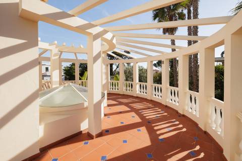 Exclusiva moradia de 4 quartos e piscina, no campo de golfe de Vale do Lobo, Algarve