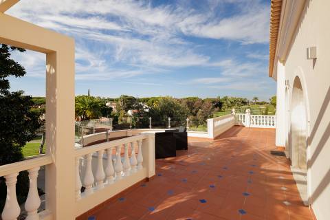 Exclusiva moradia de 4 quartos e piscina, no campo de golfe de Vale do Lobo, Algarve