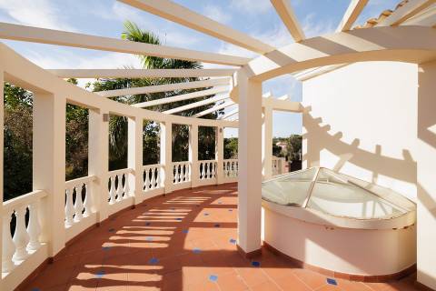 Exclusiva moradia de 4 quartos e piscina, no campo de golfe de Vale do Lobo, Algarve