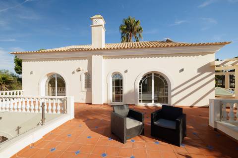 Exclusiva moradia de 4 quartos e piscina, no campo de golfe de Vale do Lobo, Algarve