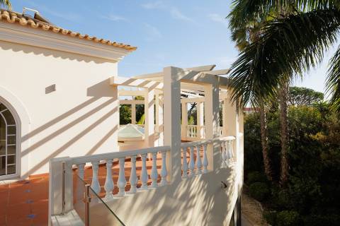 Exclusiva moradia de 4 quartos e piscina, no campo de golfe de Vale do Lobo, Algarve
