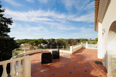 Exclusiva moradia de 4 quartos e piscina, no campo de golfe de Vale do Lobo, Algarve